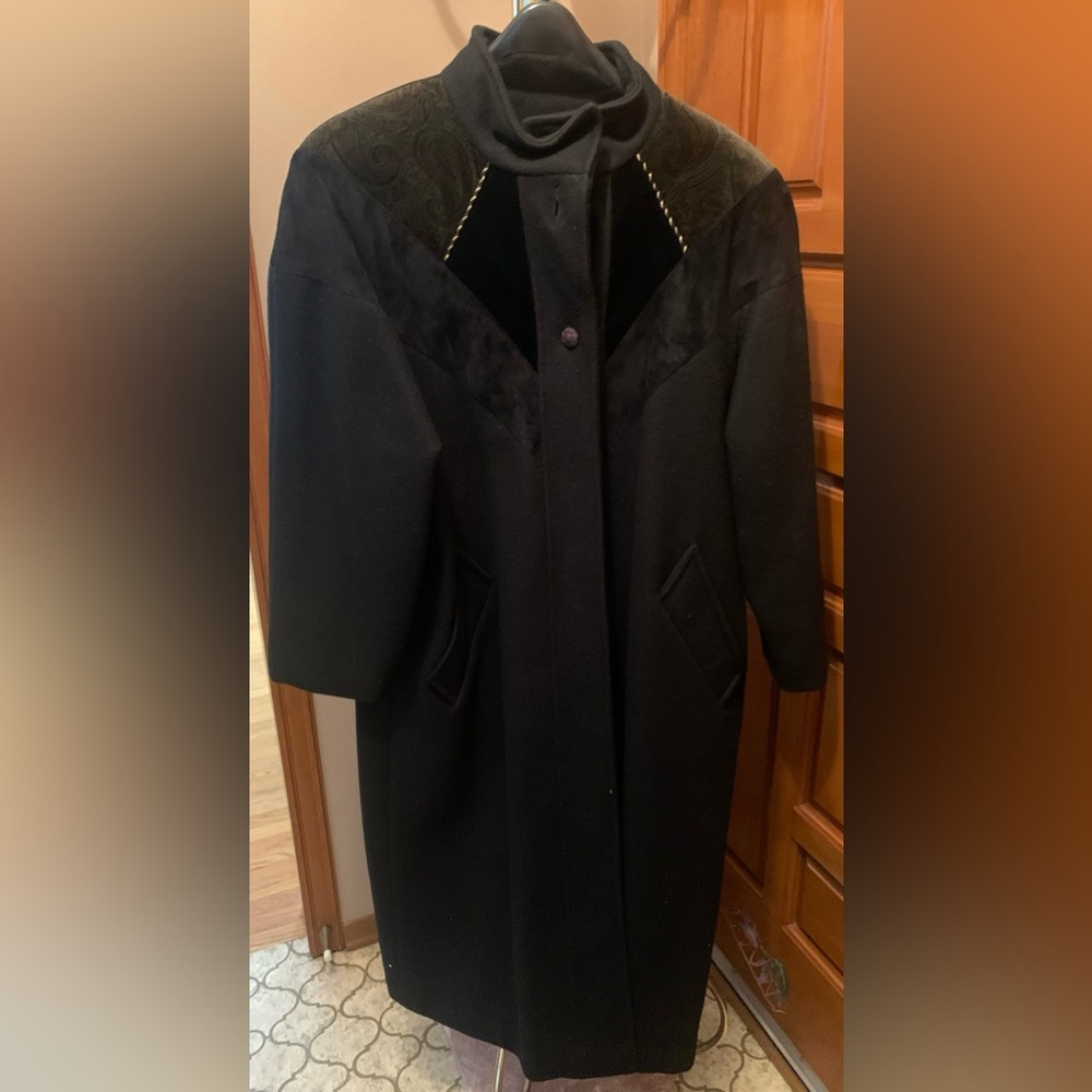 Women’s Vintage Stylish long black coat with unique back design. Size 14